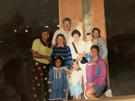Los Budmat, que aparecen en el blog de esta semana sobre viajes de servicio global, junto con sus hijas y otros en un viaje de servicio global a Baja, México, en 1992.